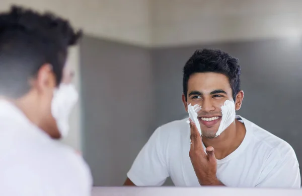 Готовлюсь к важному свиданию. Снимок красивого молодого человека, бреющего волосы на лице в ванной. — стоковое фото