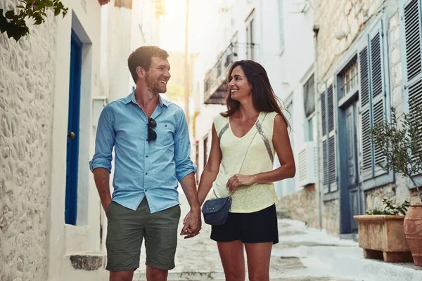 Ta mig överallt. Skott av ett lyckligt par som utforskar en främmande stad. — Stockfoto