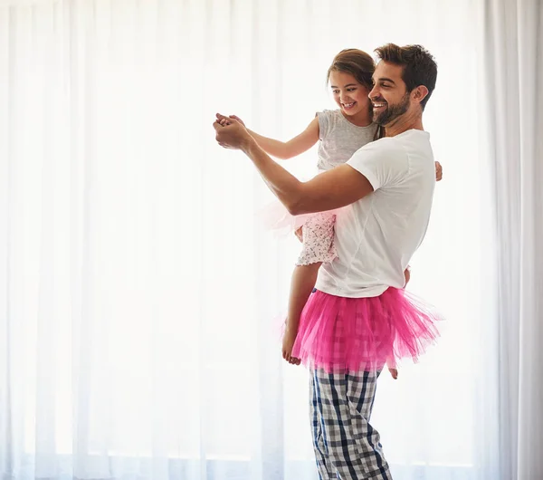 Tančí se svým otcem. Vystřižený záběr pohledný mladý muž a jeho dcera tančí doma. — Stock fotografie
