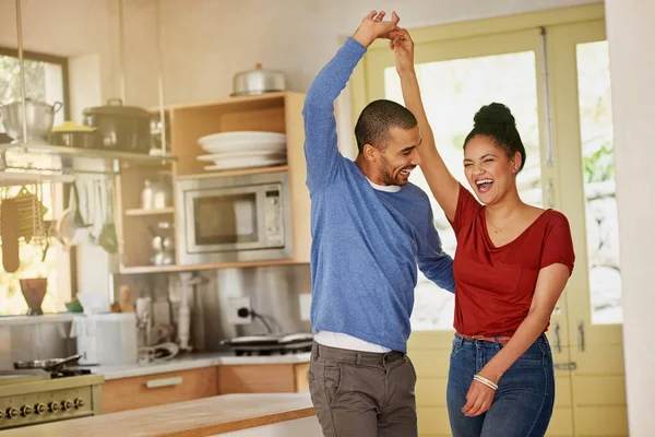 Dias como este eram para dançar. Tiro de um jovem casal feliz dançando juntos em casa. — Fotografia de Stock