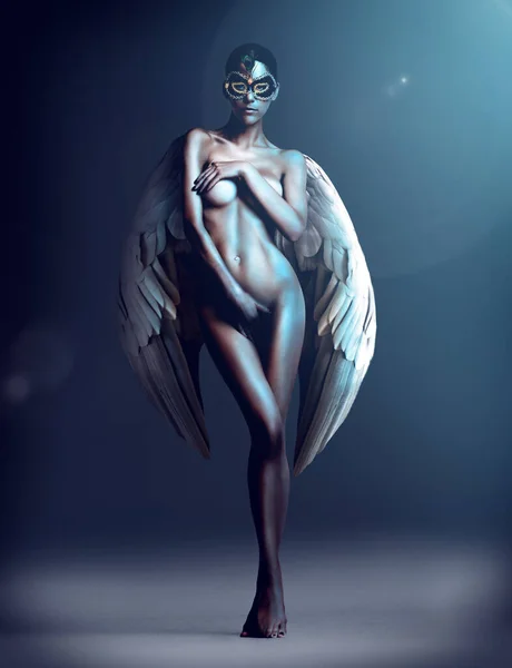 Es peligrosamente deseable. Estudio de una mujer desnuda con alas y una máscara. — Foto de Stock