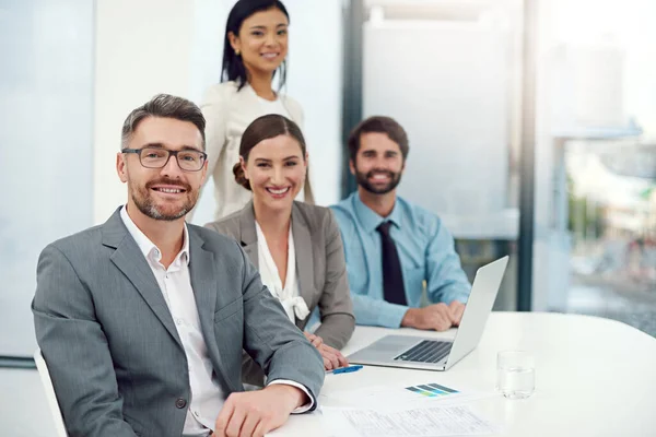 Confiança de colarinho branco. Retrato de um grupo de empresários trabalhando juntos em um escritório moderno. — Fotografia de Stock