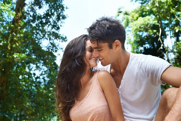 Zeit für ein bisschen Romantik. Aufnahme eines liebevollen jungen Paares, das einen Tag in der Natur genießt. — Stockfoto