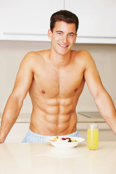 Χτίζοντας το τέλειο σώμα με ένα υγιεινό πρωινό. Ένα πλάνο ενός μυώδους άντρα που τρώει πρωινό.. — Φωτογραφία Αρχείου