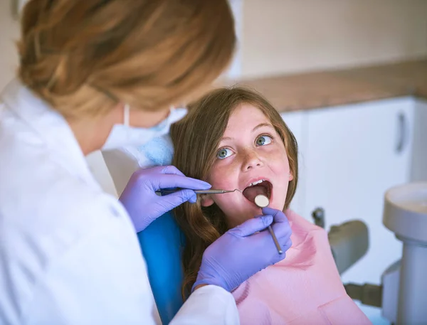 Ottimo lavoro spalancato. Colpo ritagliato di un dentista che esamina i denti di una bambina. — Foto Stock