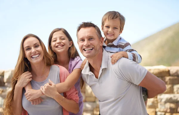 A desfrutar das suas férias em família. Retrato de uma família que parece feliz durante as férias. — Fotografia de Stock