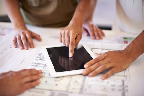 Tablet-Technologie Das perfekte Designwerkzeug. Schnappschuss einer Gruppe von Designern mit einem digitalen Tablet. — Stockfoto