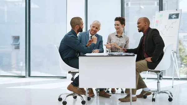 Las reuniones van bien. Imagen completa de un grupo de empresarios en la sala de juntas. —  Fotos de Stock