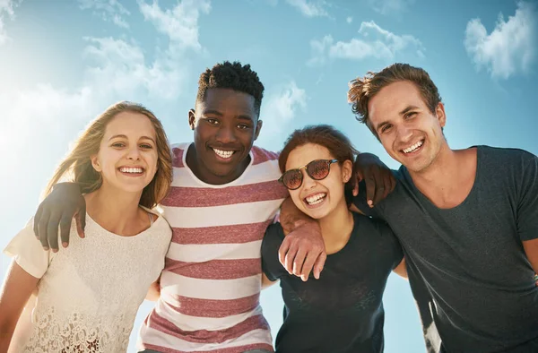 Verano épico con un grupo épico de amigos. Foto de un feliz grupo de amigos disfrutando de un día juntos al aire libre. — Foto de Stock