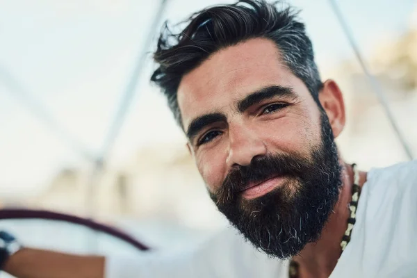 Skäggig kille vet hur man lugnar ner sig. Beskuren bild av en stilig mogen man på sin yacht. — Stockfoto