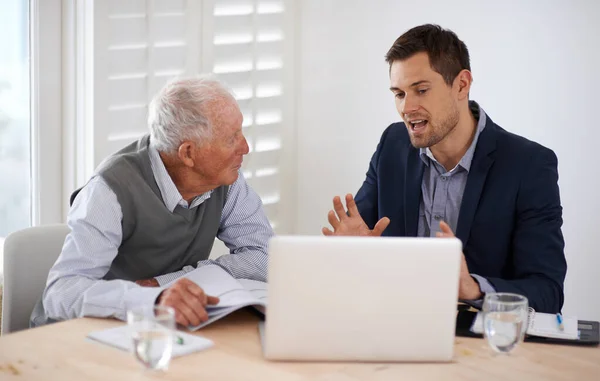 Ervoor zorgen dat hij het volledig begrijpt. Een jonge zakenman die informatie aan een oudere man uitlegt. — Stockfoto