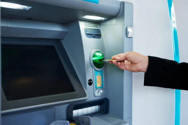 Transakce v bankomatu. Vynechán snímek obchodníka, který provádí transakci v bankomatu. — Stock fotografie