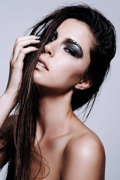 Es ist unglaublich schön. Studioporträt einer schönen jungen Frau mit metallisch gefärbtem Make-up. — Stockfoto