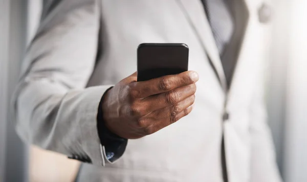 Geschäfte mit sofortiger Konnektivität machen. Nahaufnahme eines nicht wiederzuerkennenden Geschäftsmannes mit einem Handy. — Stockfoto