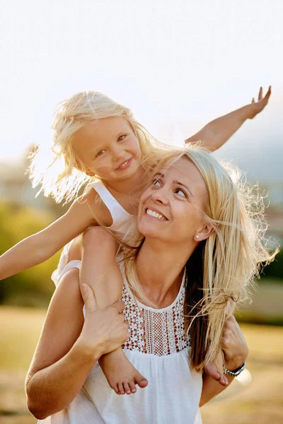 La felicidad es jugar con tu hija. Foto de una madre y su hija jugando al aire libre. — Foto de Stock