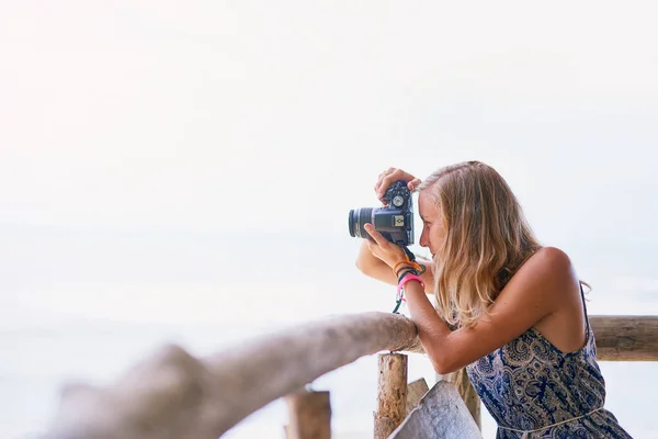 Enquadrar a foto de férias perfeita. Tiro de uma jovem mulher tirando fotos durante as férias na Tailândia. — Fotografia de Stock
