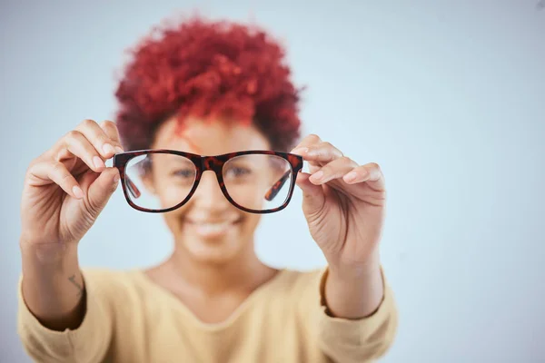 Mira la vida desde mi perspectiva. Foto de estudio de una mujer mostrando sus gafas. —  Fotos de Stock