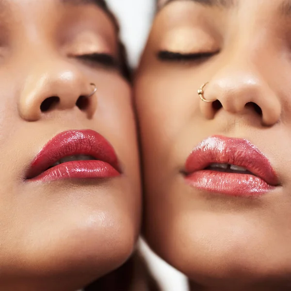 Die perfekte Lippenfarbe passend zu ihrem Teint. Studioaufnahme von zwei schönen jungen Frauen, die vor grauem Hintergrund posieren. — Stockfoto