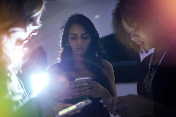 Sicherstellen, dass diese Selfies in die sozialen Medien gelangen. Aufnahme einer Gruppe von Freunden mit ihren Handys in einem Nachtclub. — Stockfoto