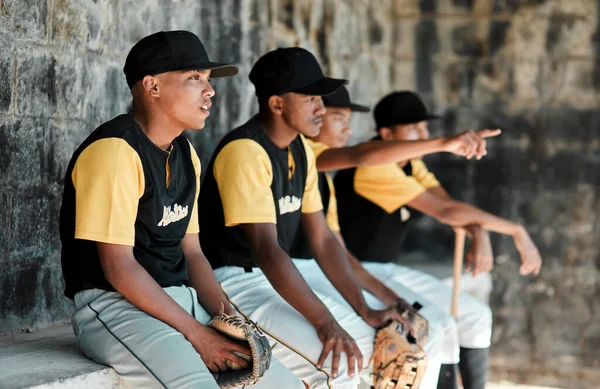 Sie beobachten jeden Schritt, der auf dem Feld gemacht wird. Schnappschuss einer Gruppe junger Baseballspieler, die während eines Spiels zusammen auf der Bank sitzen. — Stockfoto