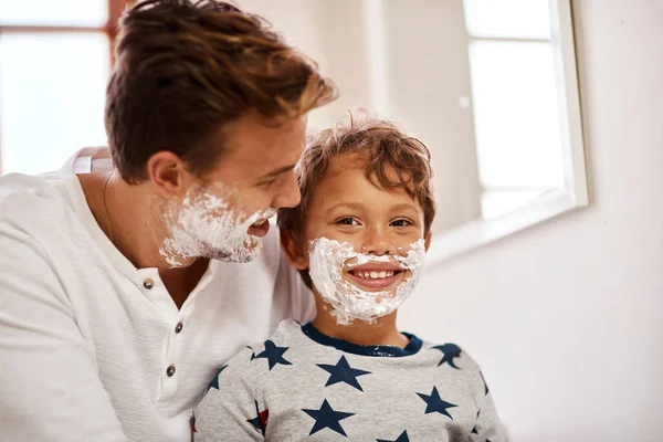 Сьогодні я дізнаюся все про гоління. Постріл чоловіка, який навчає свого молодого сина, як голитися вдома . — стокове фото