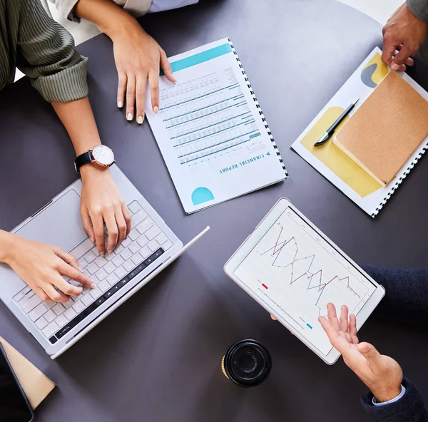 Werkzeuge und Tricks des Handels. Aufnahme eines Bürotisches mit Mitarbeitern mittels digitalem Tablet und Laptop. — Stockfoto