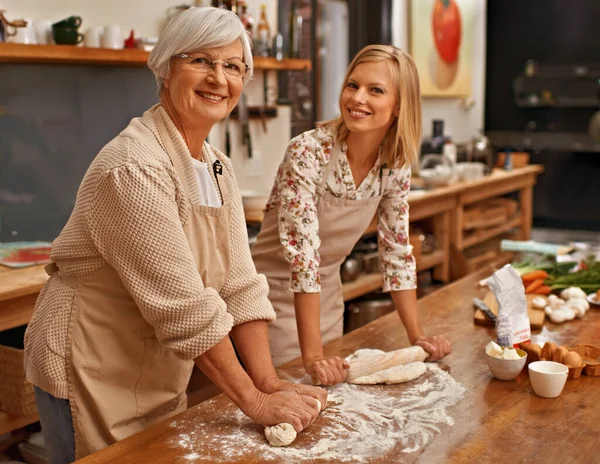 Nagymama titkos receptjeit tanulom. Egy nagymama sütni tanítja az unokáját.. — Stock Fotó
