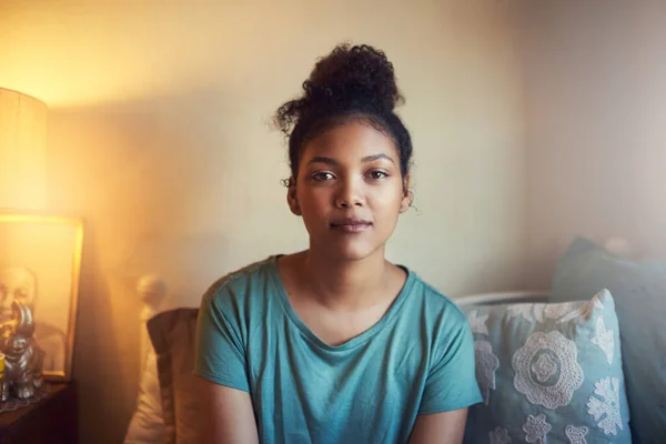 Het is mijn ruimte om te chillen. Gesneden portret van een jonge vrouw zittend op haar bed. — Stockfoto