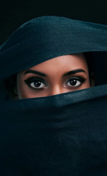 Bescheidenheit ist das neue Sexy. Schnappschuss einer attraktiven jungen Frau, die einen Hijab trägt und ihre Augen nur vor schwarzem Hintergrund entblößt. — Stockfoto