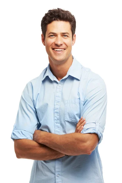 Está naturalmente seguro. Retrato de un joven guapo de pie con los brazos cruzados. — Foto de Stock