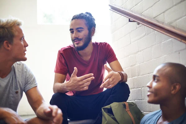 Kardeşler arasında ciddi bir konuşma. Erkek üniversite öğrencilerinin dersten önce oturup konuşmaları.. — Stok fotoğraf