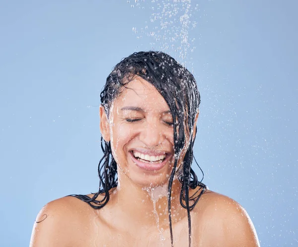 Prendi qualcosa di fresco, sii felice. Girato di una bella giovane donna che fa una doccia su uno sfondo blu. — Foto Stock