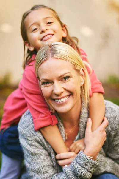 Die besten Freunde. Porträt einer Mutter und ihrer Tochter, die gemeinsam Zeit im Freien verbringen. — Stockfoto