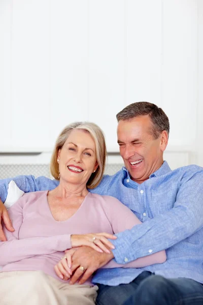 Veselý starší muž s manželkou se spolu baví - napodobenina prostoru. Portrét veselého staršího muže s manželkou baví společně - copyspace. — Stock fotografie