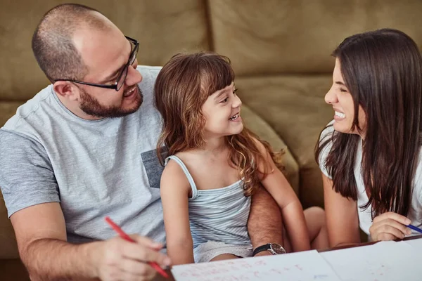 La creatividad corre en esta familia. Foto de una madre y un padre dibujando junto con su hija pequeña en casa. —  Fotos de Stock