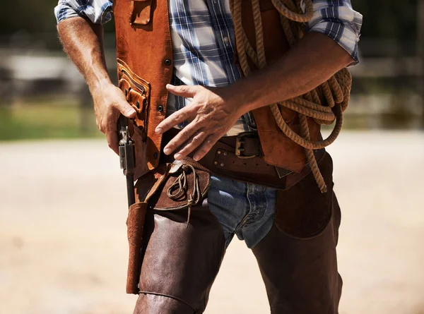 Pronto para te mandar embora. Tiro cortado de um cowboy irreconhecível puxando sua arma. — Fotografia de Stock