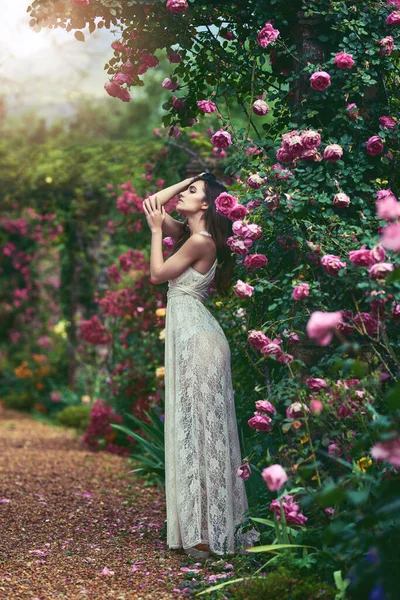 Det finns en fullkomlig skönhet i att omfamna sin kvinnlighet. Skjuten av en vacker ung kvinna poserar i naturen. — Stockfoto