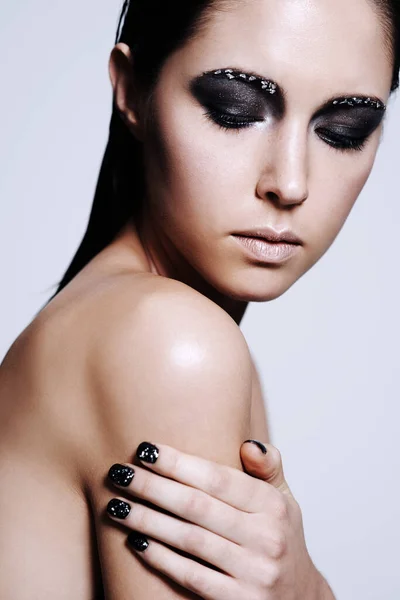 Чуттєві димчасті очі. Знімок красивої молодої жінки в металевому макіяжі та лаку для нігтів . — стокове фото