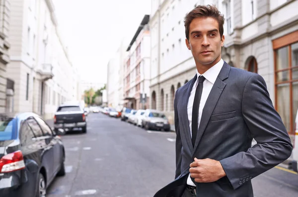 Vida e estilo na cidade. Um belo homem de negócios de fato a atravessar uma rua da cidade. — Fotografia de Stock