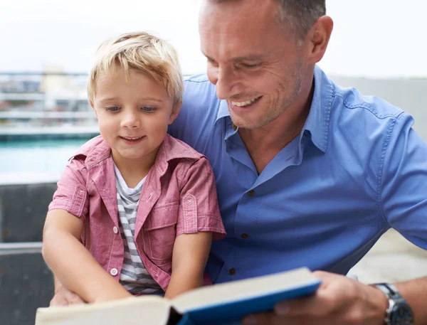 Ik breng kwaliteitstijd samen door. Schot van een vader die zijn kleine jongen voorleest.. — Stockfoto