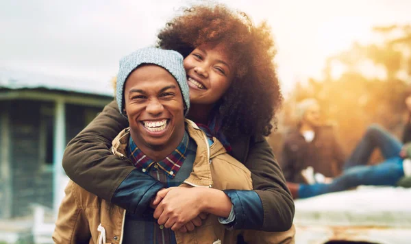 Nos dedicamos a pasarlo bien. Retrato de una feliz pareja joven disfrutando del clima invernal afuera. — Foto de Stock