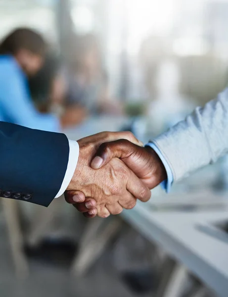 Ganar-ganar negocios son el camino a seguir. Recortado disparo de dos hombres de negocios estrechando la mano durante una reunión en el trabajo. — Foto de Stock