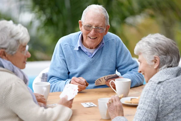 Μπορώ να νικήσω αυτούς τους δύο. Μια ομάδα ηλικιωμένων που παίζουν χαρτιά μαζί. — Φωτογραφία Αρχείου