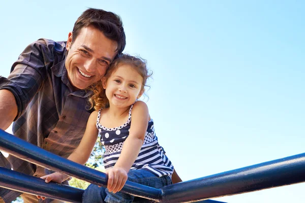 Hora de jugar al parque. Retrato de un padre y una hija en el gimnasio de la selva. — Foto de Stock