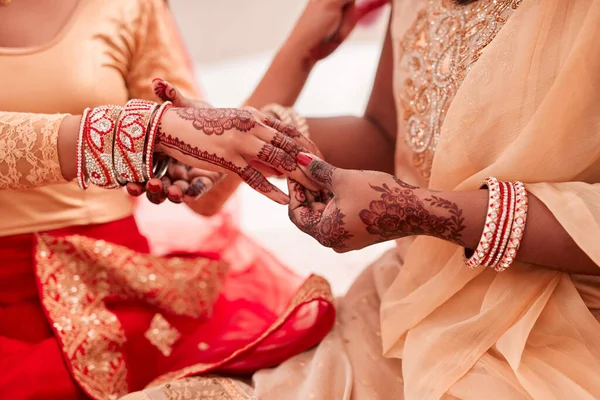 Een mooie gelegenheid verdient mooie sieraden. Gehakt schot van een onherkenbare vrouw krijgen van haar armbanden gezet door haar bruidsmeisje op haar trouwdag. — Stockfoto
