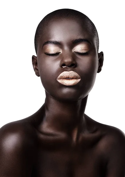 S každým okamžikem se její sny stávaly skutečnějšími. Studio záběr krásné mladé africké ženy izolované na bílém. — Stock fotografie