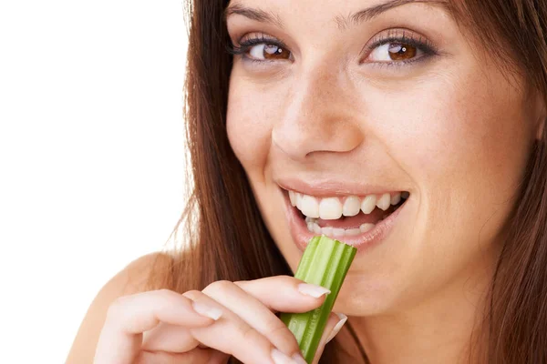 Здоровое питание. Портрет красивой молодой женщины, поедающей сельдерей. — стоковое фото