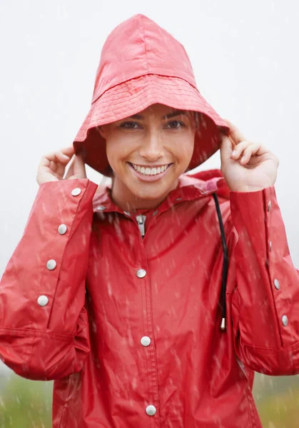 Estou pronto para qualquer tempo. Tiro cortado de uma jovem mulher atraente em pé na chuva. — Fotografia de Stock