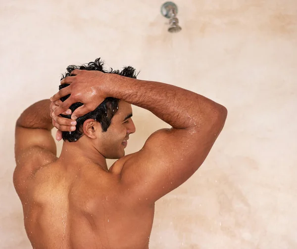 Není nad revitalizační a relaxační sprchu. Shot pohledný mladý muž těší osvěžující sprcha. — Stock fotografie