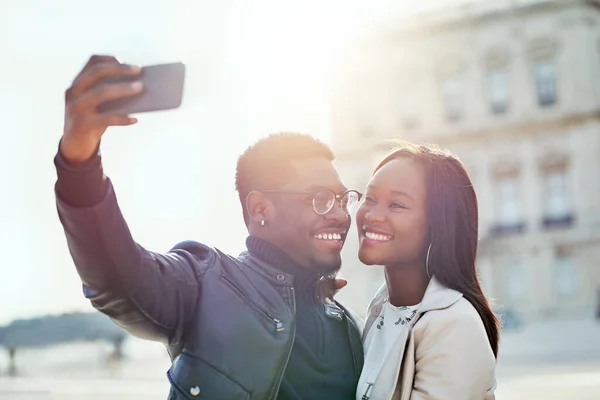 Selfies com o meu único. Tiro de um jovem casal afetuoso tirando selfies juntos ao ar livre. — Fotografia de Stock